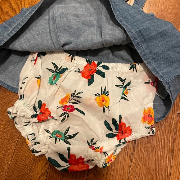 NWT Old Navy Baby Chambray Ruffle Tank with Floral Bloomers 2 Piece Set, 3-6M - Picture 4 of 6
